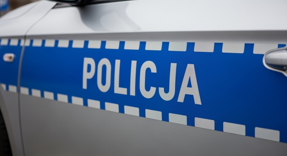 Błyskawiczna pomoc chojnickiej drogówki w zimowej zamieci!